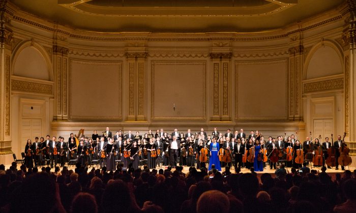 Shen Yun Symphony Orchestra receives standing ovations at Carnegie Hall . (Epoch Times)