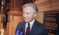 Prominent Interior-Designer Geoffrey Bradfield Says Shen Yun Soprano’s Voice ‘Out of This World’