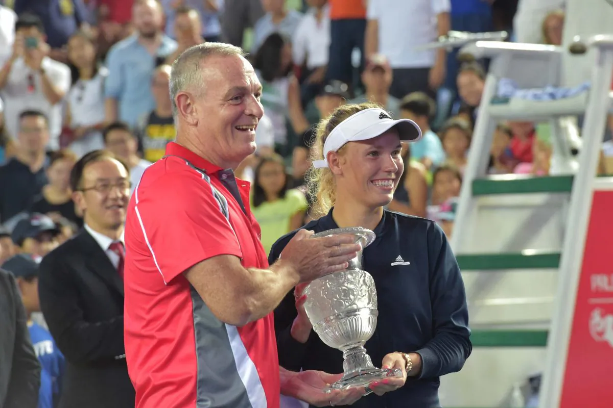 Caroline Wozniaki receives the Prudential Hong Kong Tennis Open 2016 winner’s trophy from Tony Wilkey, Chief Executive of Prudential Corporation Asia, on Sunday Oct 16, 2016. (Bill Cox/Epoch Times)