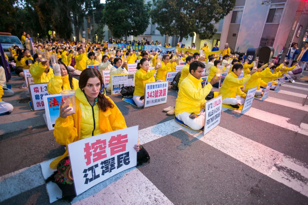 Over 1,500 Falun Gong practitioners from over 30 countries hold a candlelight vigil in front of the Chinese Consulate in San Francisco on Oct. 22, 2016, for those who have died during the persecution in China. (Benjamin Chasteen/Epoch Times)