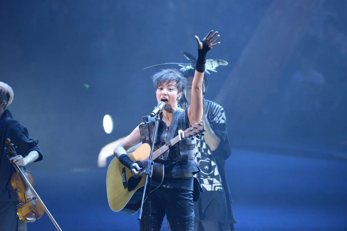 Denise Ho in concert at the Hong Kong Coliseum on Monday Oct 10, 2016. (Steffi Yang/Epoch Times)