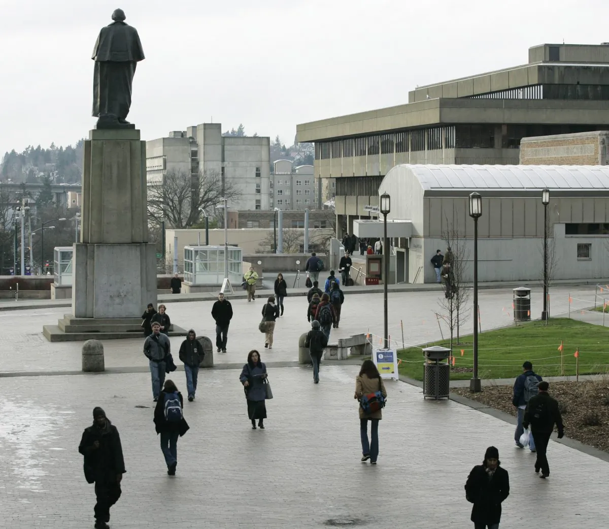 Students walk near a statue of George Washington on campus at the University of Washington in Seattle, in this file photo. (Ted S. Warren/AP Photo)