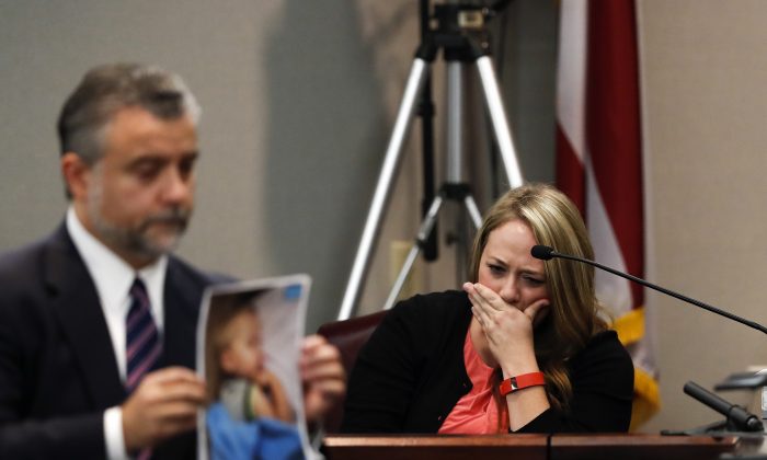 Leanna Taylor cries as defense attorney Maddox Kilgore shows the jury a picture of her son Cooper  in Brunswick, Ga, on Oct. 31, 2016. (AP Photo/John Bazemore, Pool)