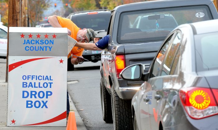 Voters drop off ballots by foot and by vehicle at a box outside election headquarters in Medford, Ore., on Nov. 7, 2016. (Denise Baratta/The Medford Mail Tribune via AP)