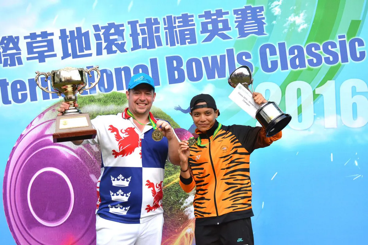 (L-R) Englishman David Bolt and Malaysian Zuraini Khalid won the singles titles at the 2016 Hong Kong International Bowls Classic on Sunday Nov 6, 2016. (Stephanie Worth)