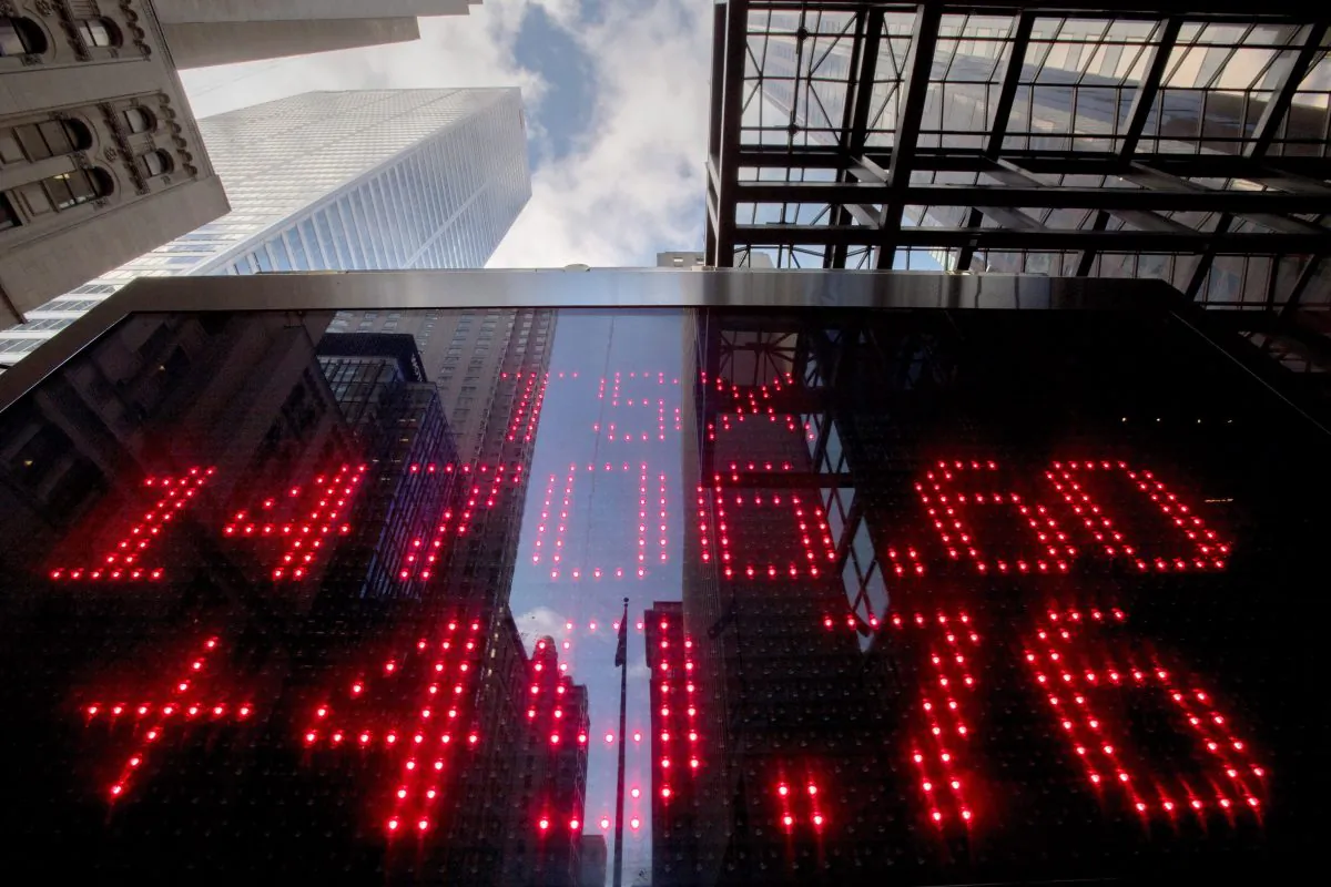 A signboard in the banking district shows the TSX market value and gain on Nov. 9, 2016 a day following Donald Trump's surprise presidential victory in the U.S. (The Canadian Press/Frank Gunn)