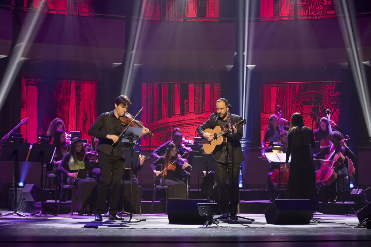 (L–R) Joshua Bell and Dave Matthews with the Chamber Orchestra of Havana at Live From Lincoln Center’s presentation of “Joshua Bell: Seasons of Cuba.” (Richard Termine)
