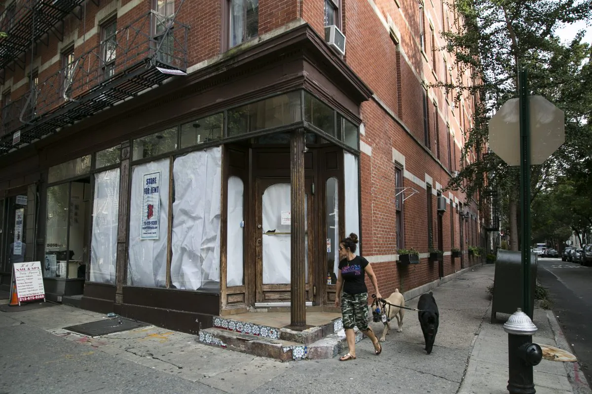 An empty storefront at 122 Christopher Street in the West Village, New York, on Sept. 20, 2016. (Samira Bouaou/Epoch Times)