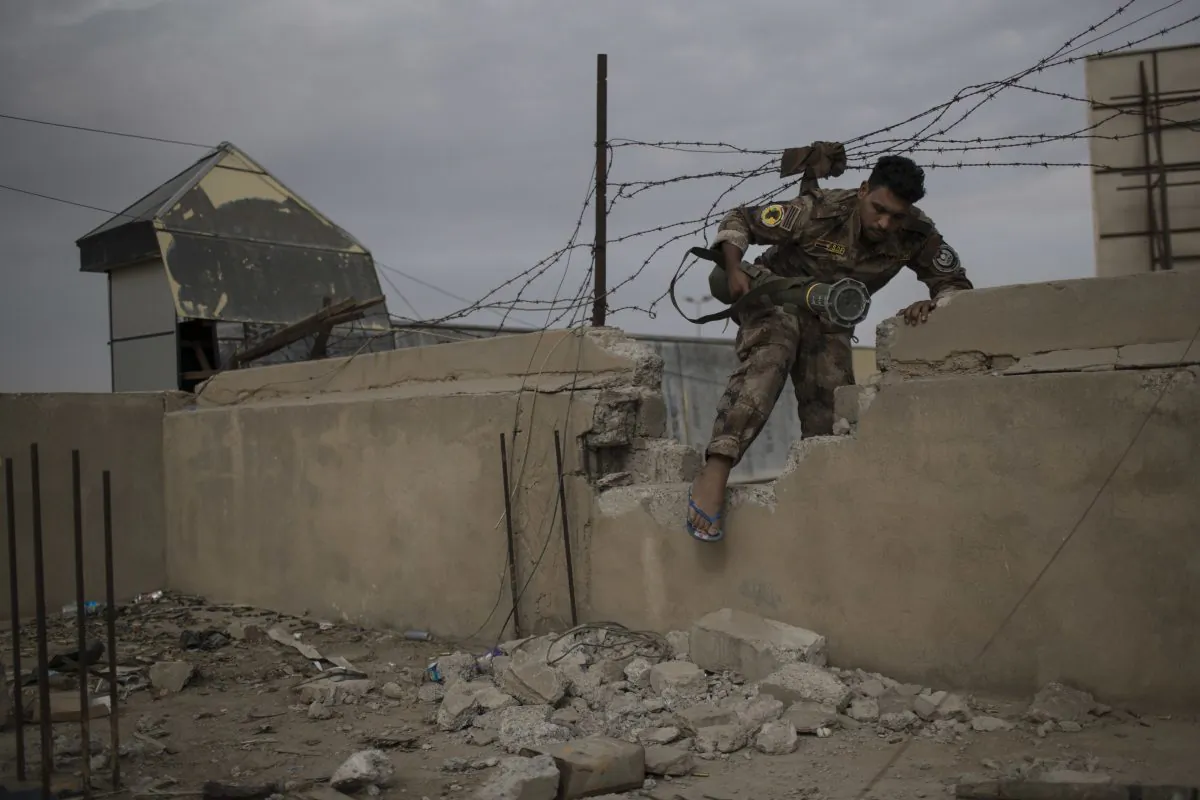 An Iraqi special forces fighter moves between buildings near the front line during fighting with Islamic State militants, in eastern Mosul, Iraq, on Nov. 15, 2016. (AP Photo/Felipe Dana)