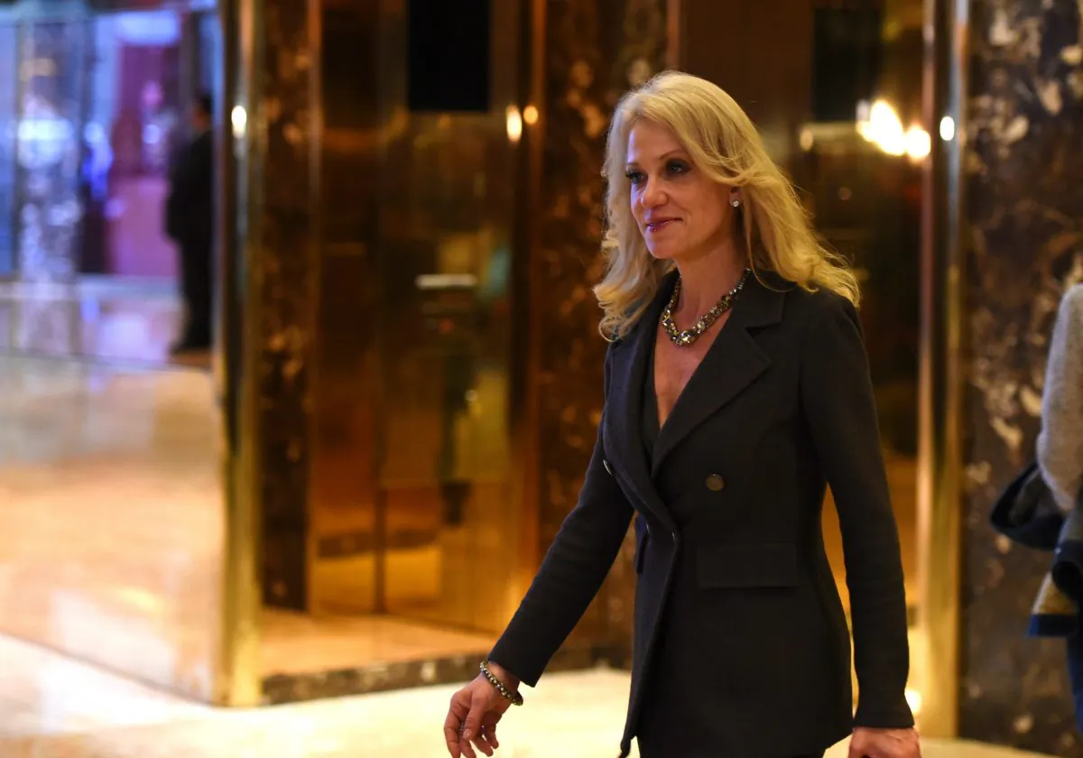 US President-Elect Donald Trumps campaign manager Kellyanne Conway arrives to talk to the press in Trump Tower November 16, 2016 in New York. / AFP / TIMOTHY A. CLARY (Photo credit should read TIMOTHY A. CLARY/AFP/Getty Images)
