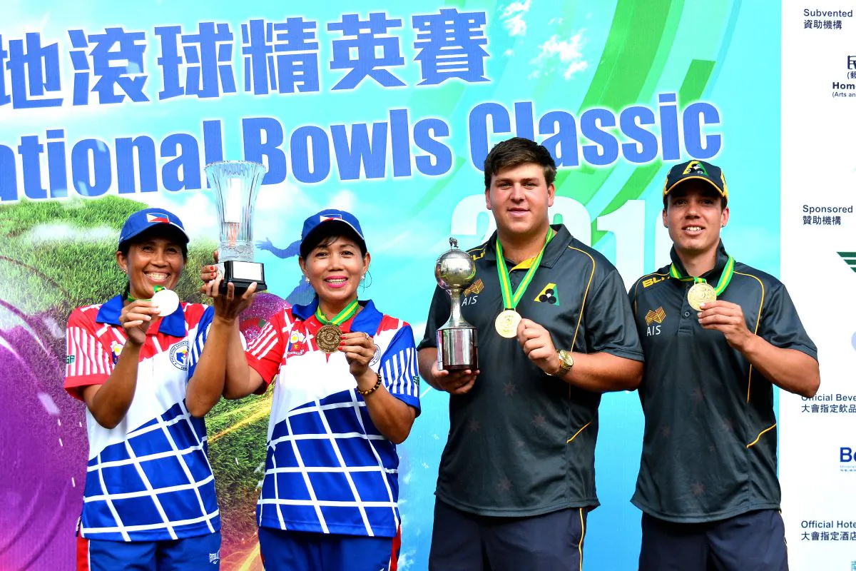 (L-R) Philippines’ Rosita Bradborn and Sonia Bruce share their joy with Australian Corey Wedlock and Nathan Pederson after winning the women and men’s pairs titles at the Hong Kong International Bowls Classic on Sunday Nov 13, 2016. (Stephanie Worth)