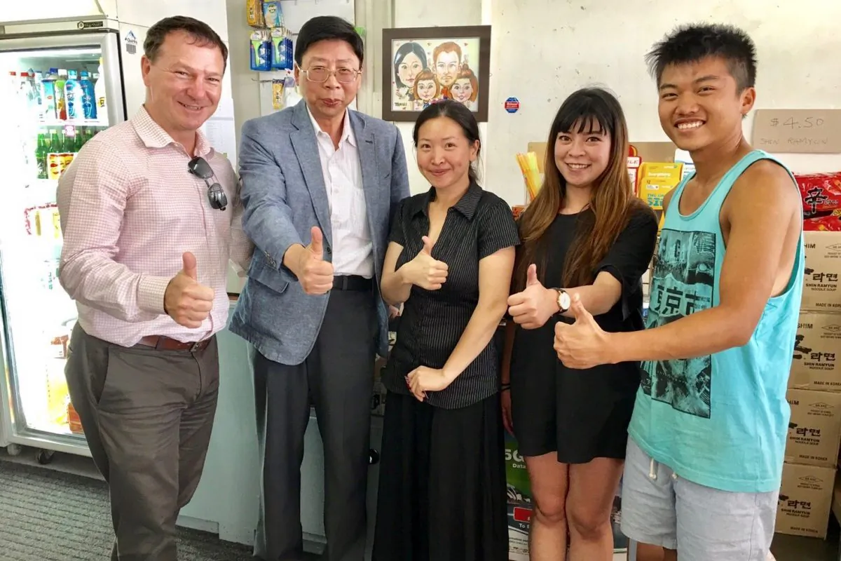 (L to R) Graham Perrett, member for Moreton and Ken Lai, Brisbane's director-general of the Taipei Economic and Cultural Office, Ms Wu, shop owner and two Taiwanese working holiday workers, Nov. 17, 2016. (Linda Huang/NTD Television)