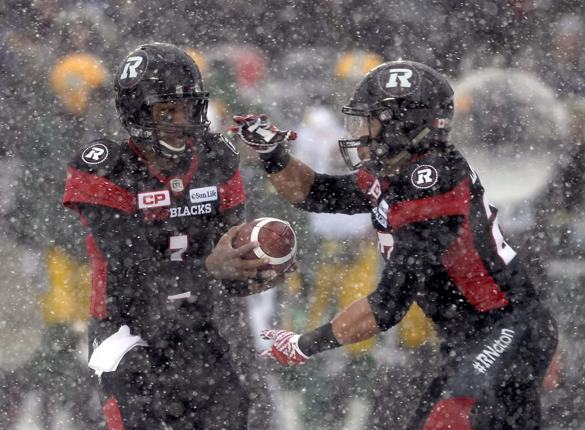 Ottawa Redblacks quarterback Henry Burris hands the ball off Kienan Lafrance in CFL East Final action against the Edmonton Eskimos, in Ottawa on Nov. 20, 2016. (The Canadian Press/Justin Tang)