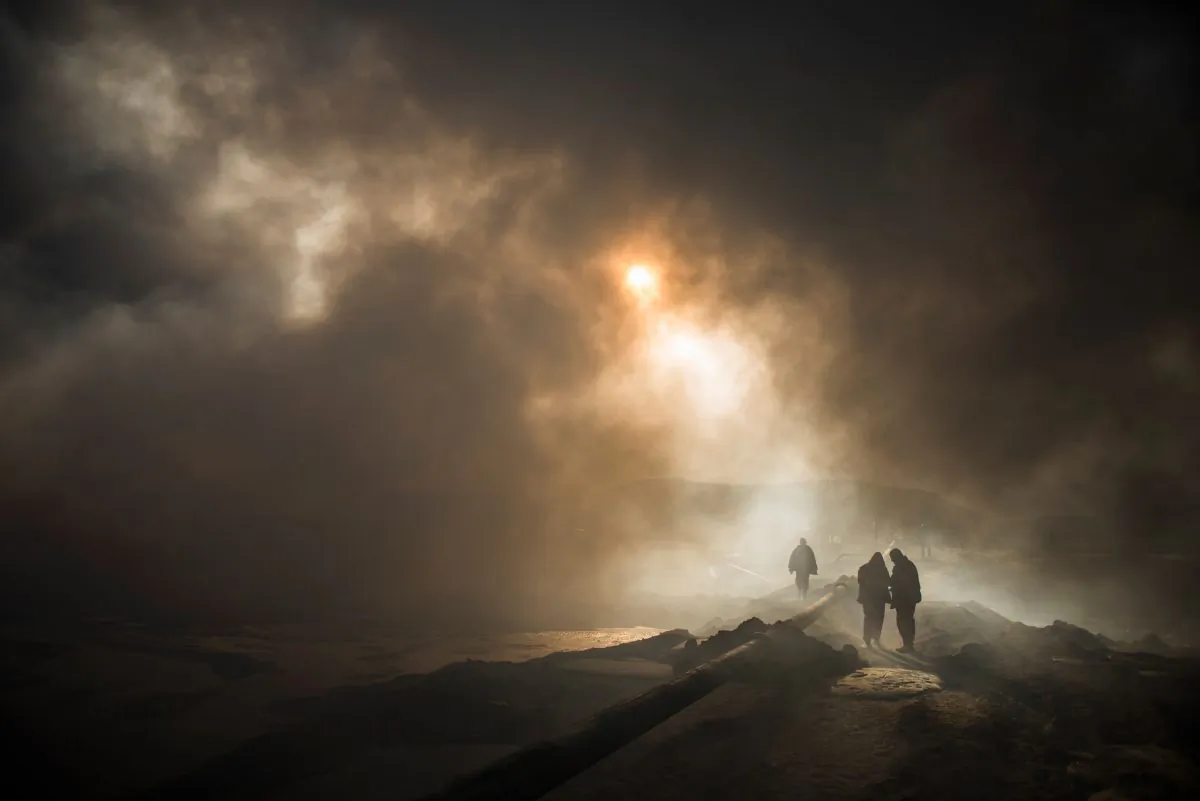 The sun cuts through the smoke on Nov. 20, 2016. (ODD ANDERSEN/AFP/Getty Images)