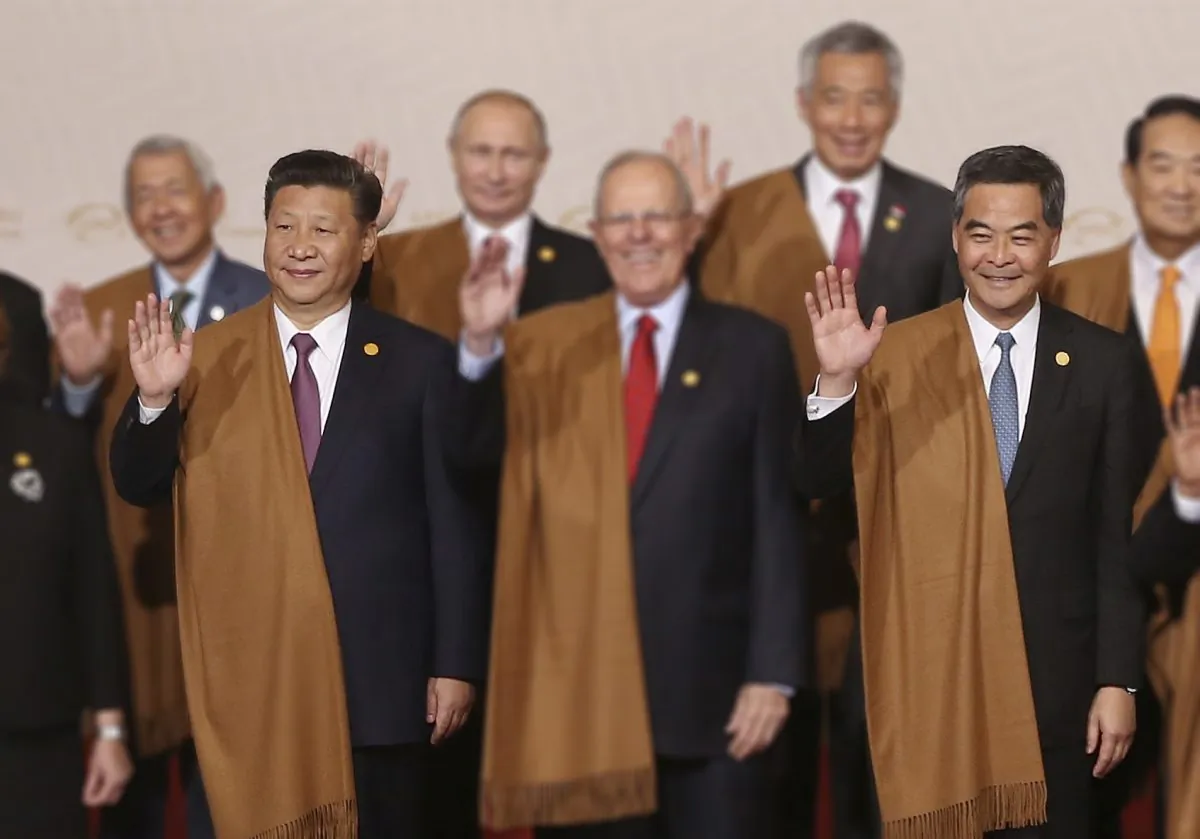 Chinese leader Xi Jinping (L) and Hong Kong leader Leung Chun-ying (R) at the annual Asia Pacific Economic Cooperation (APEC) summit in Lima, Peru, on Nov. 20, 2016. (AP Photo/Martin Mejia)
