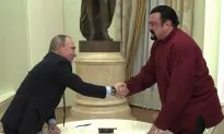 Putin Gives Russian Passport to US Actor Steven Seagal