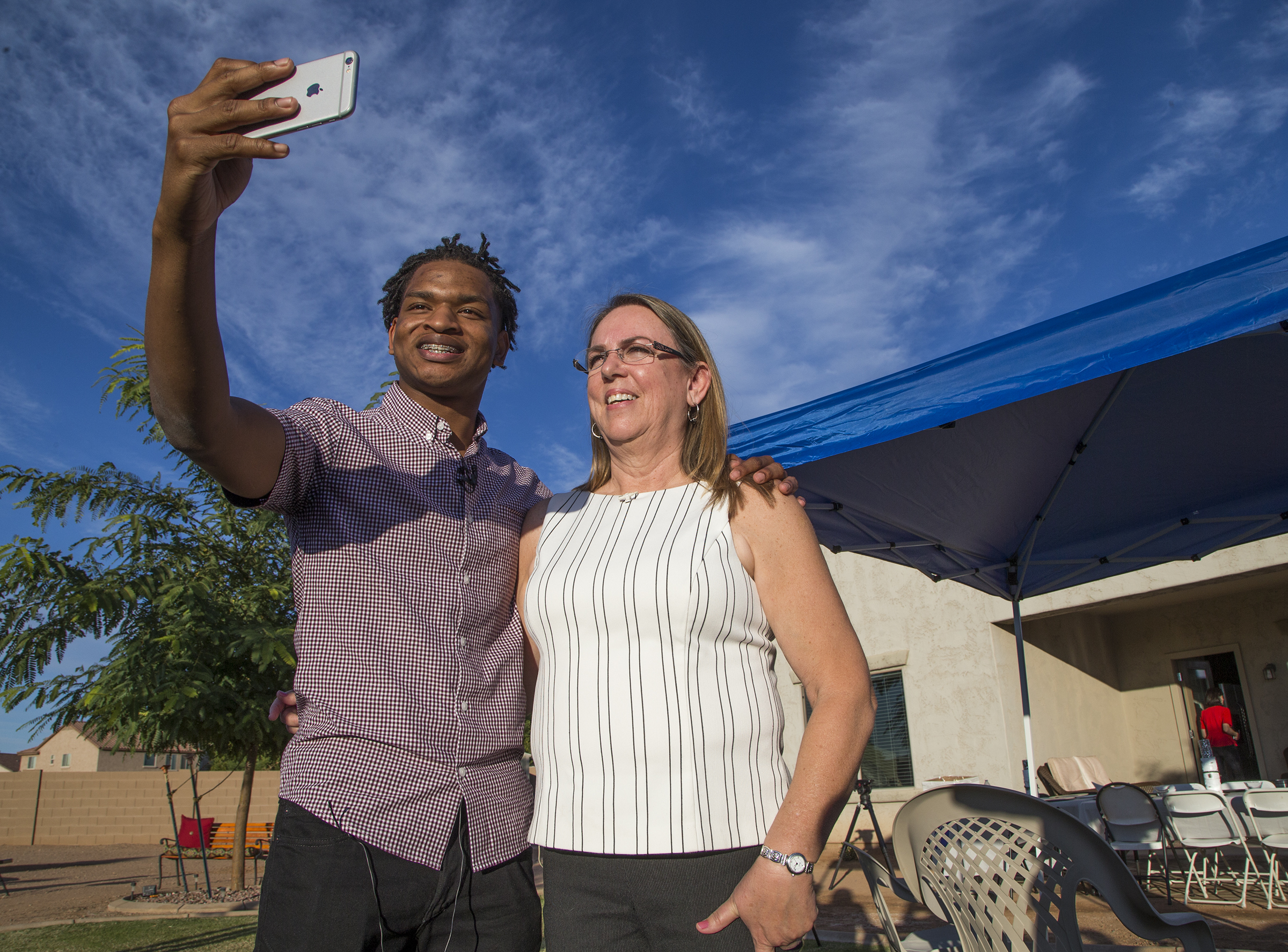 Jamal Hinton and Wanda Dench take a selfie together after meeting at Wanda's home for Thanksgiving dinner, in Mesa, Ariz., on Nov. 24, 2016. (Tom Tingle/The Arizona Republic via AP)