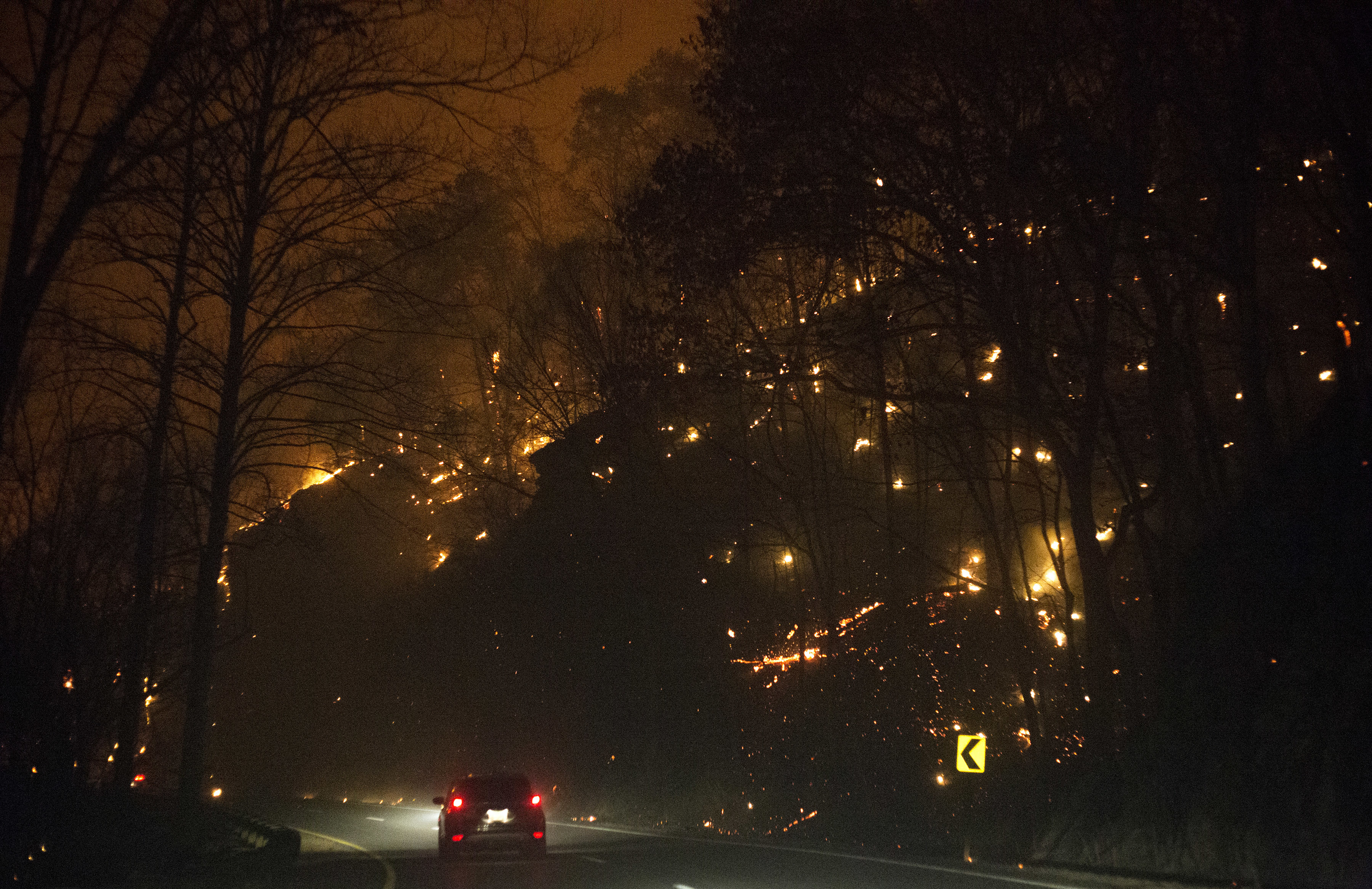 Fire erupts on both side of Highway 441 between Gatlinburg and Pigeon Forge, Tenn., on Nov. 28, 2016. (Jessica Tezak/Knoxville News Sentinel via AP)