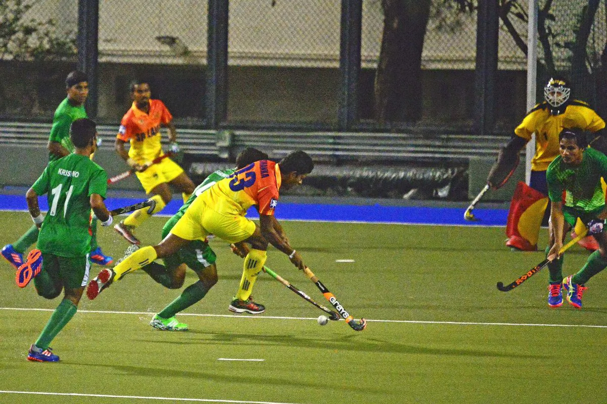 Sri Lanka in search of a goal in the first half of the AHF Cup final against Bangladesh at King’s Park on Sunday Nov 27, 2016. (Eddie So)