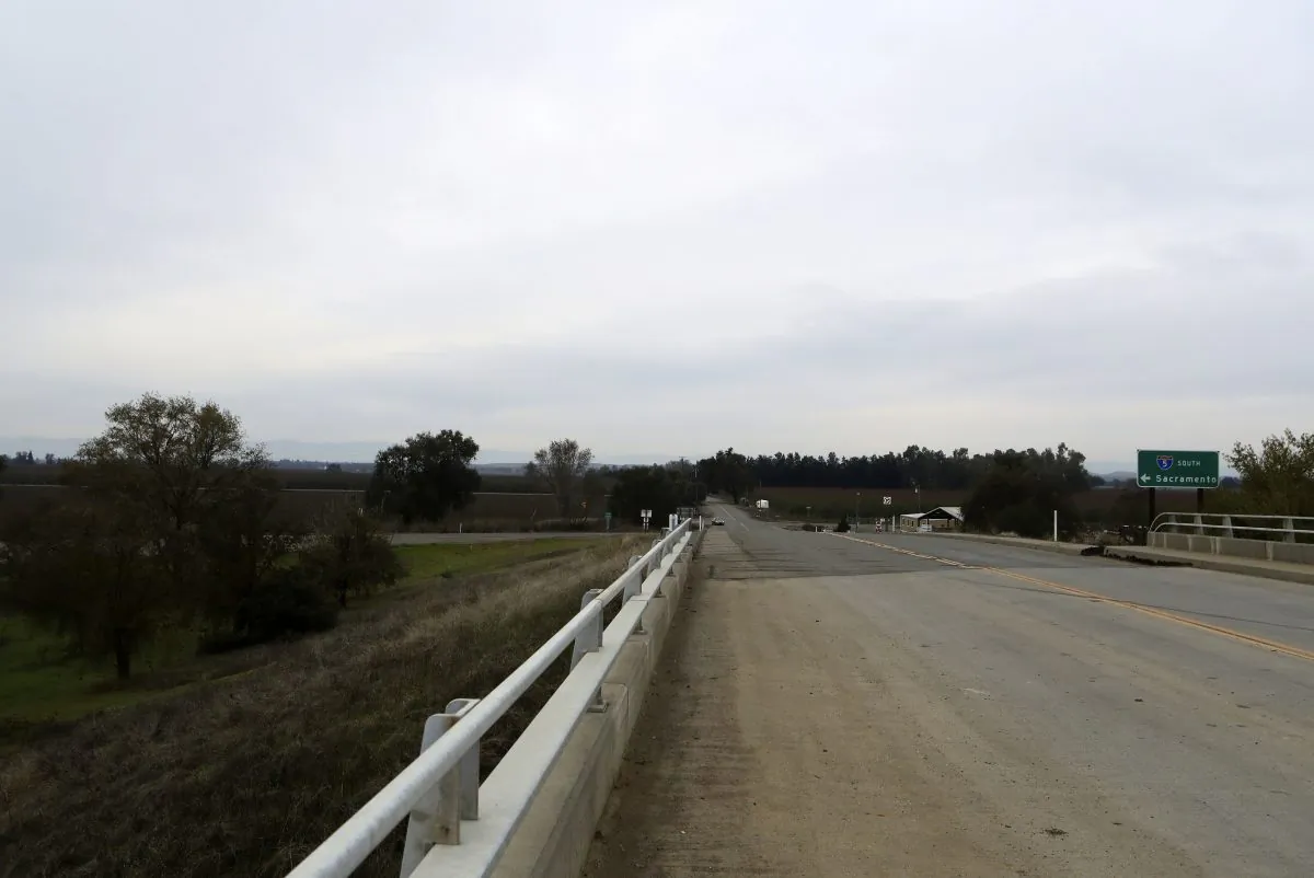 A section of road along County Road 17 from the Interstate 5 overpass in Redding, Calif., shown on Nov. 25, 2016, is where Sherry Papini, a 34-year-old wife and mother was found on Thanksgiving Day. (Andreas Fuhrmann/Record Searchlight via AP)