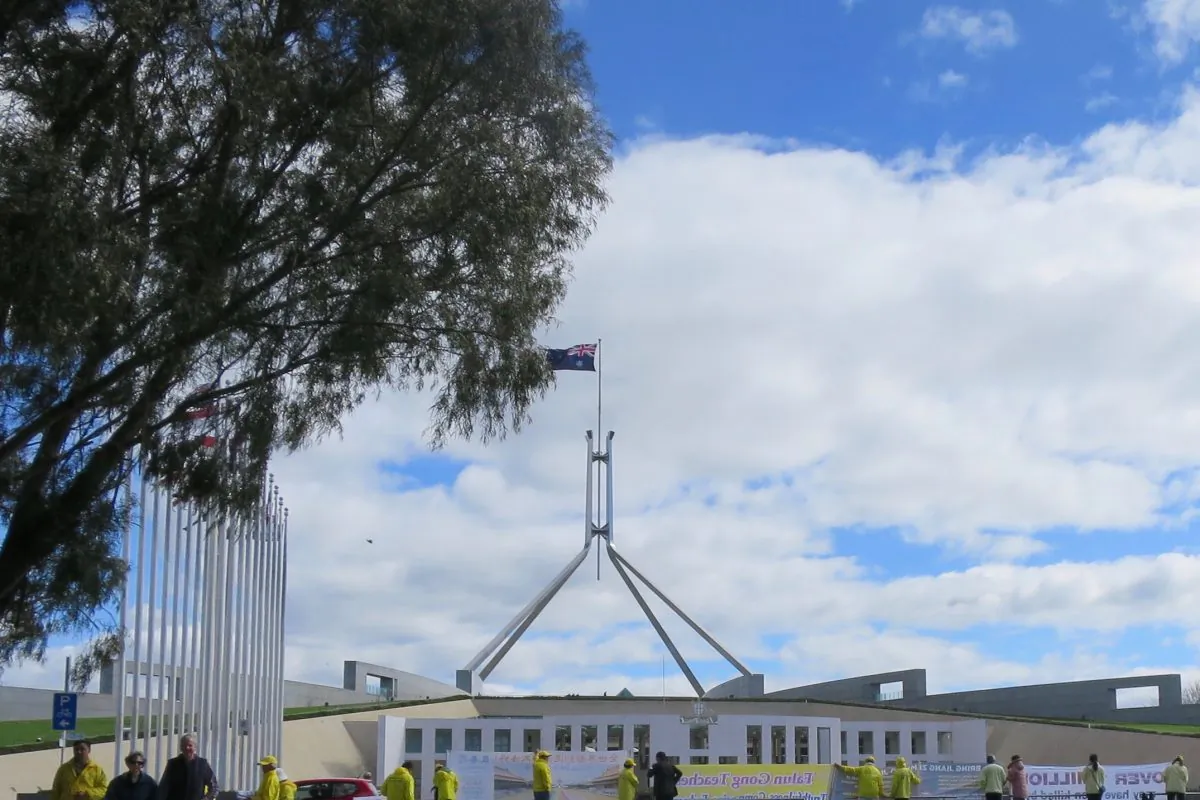 Falun Gong practitioners rally outside Parliament House Canberra in October 2016. (Epoch Times)