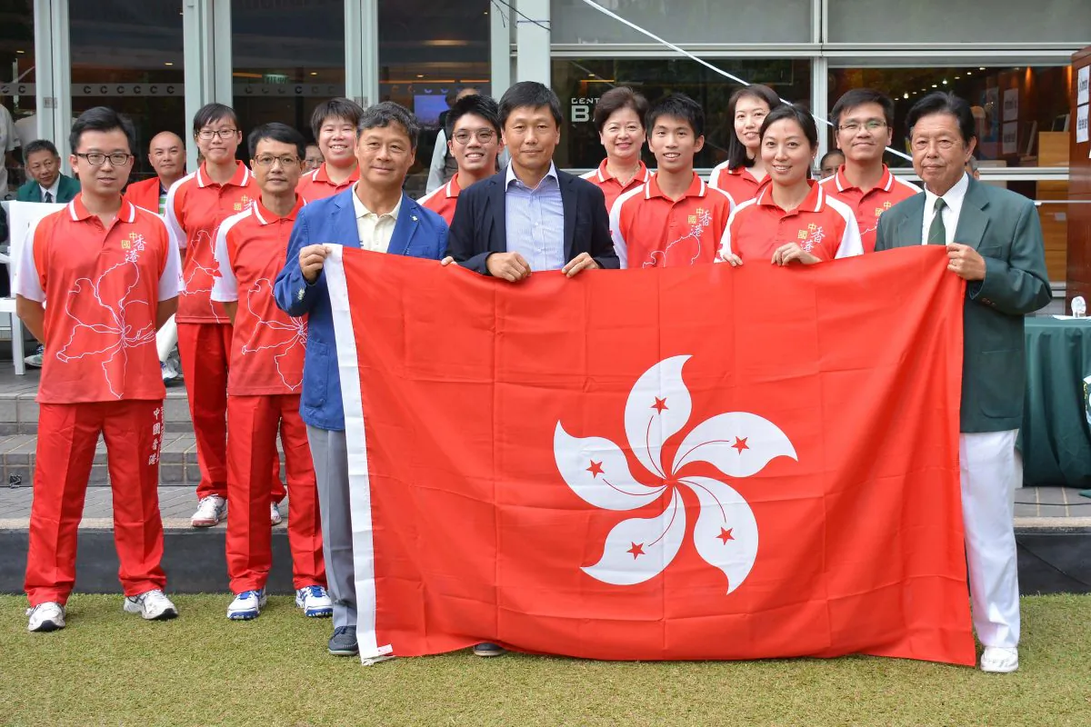 (L-R front row) Mr Ronnie Wong, Secretary General of the Sports Federation & Olympic Committee and Yeung Tak Keung, Commissioner for Sports, Hong Kong Government presented the Hong Kong flag to the team departing to Christchurch for the 2016 World Championship. (Stephanie Worth)