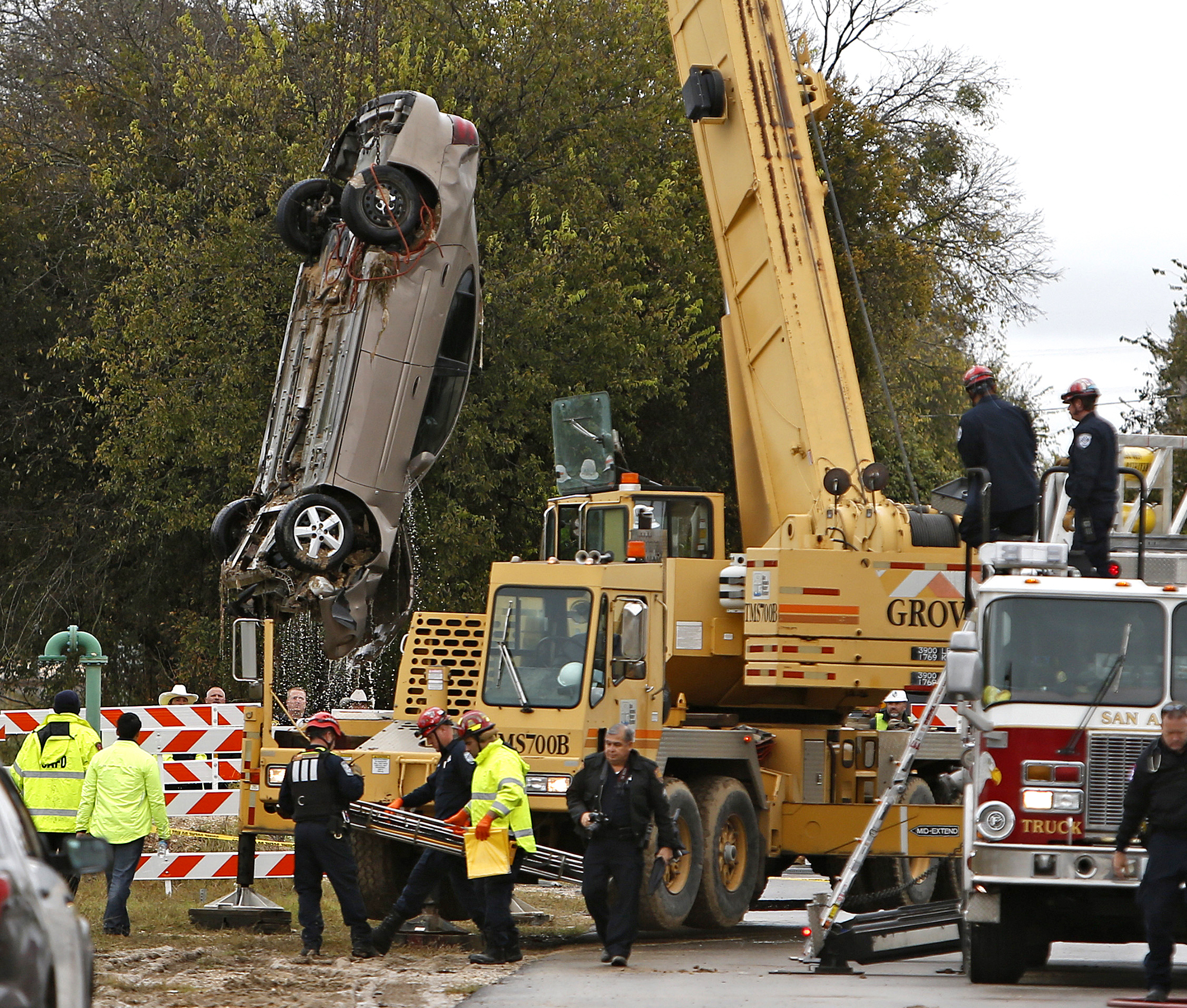 A car is taken out of a sinkhole in San Antonio, on Dec. 5, 2016. (Ron Cortes/The San Antonio Express-News via AP)