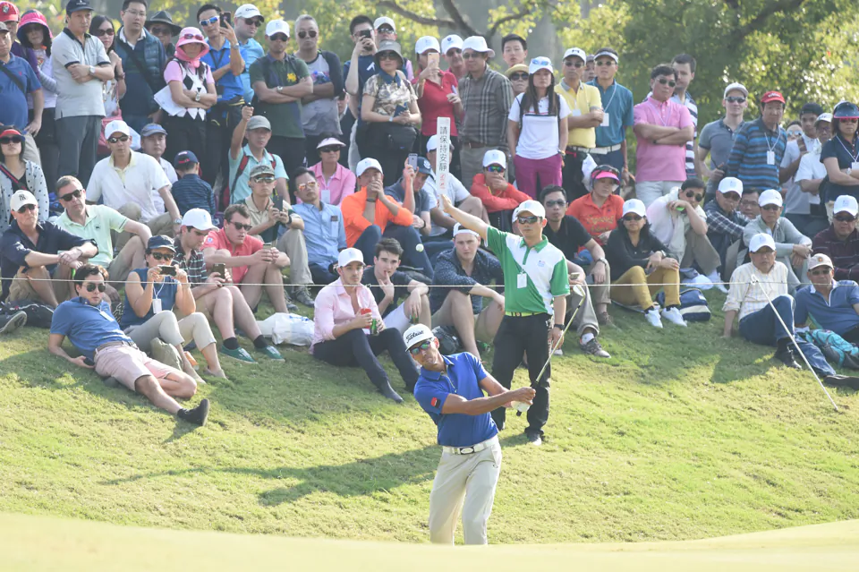 Rafa Cabrera Bello chips to the 10th green, during round 3 of the UBS Hong Kong Open on Saturday Dec 10, 2016. (Bill Cox/Epoch Times)
