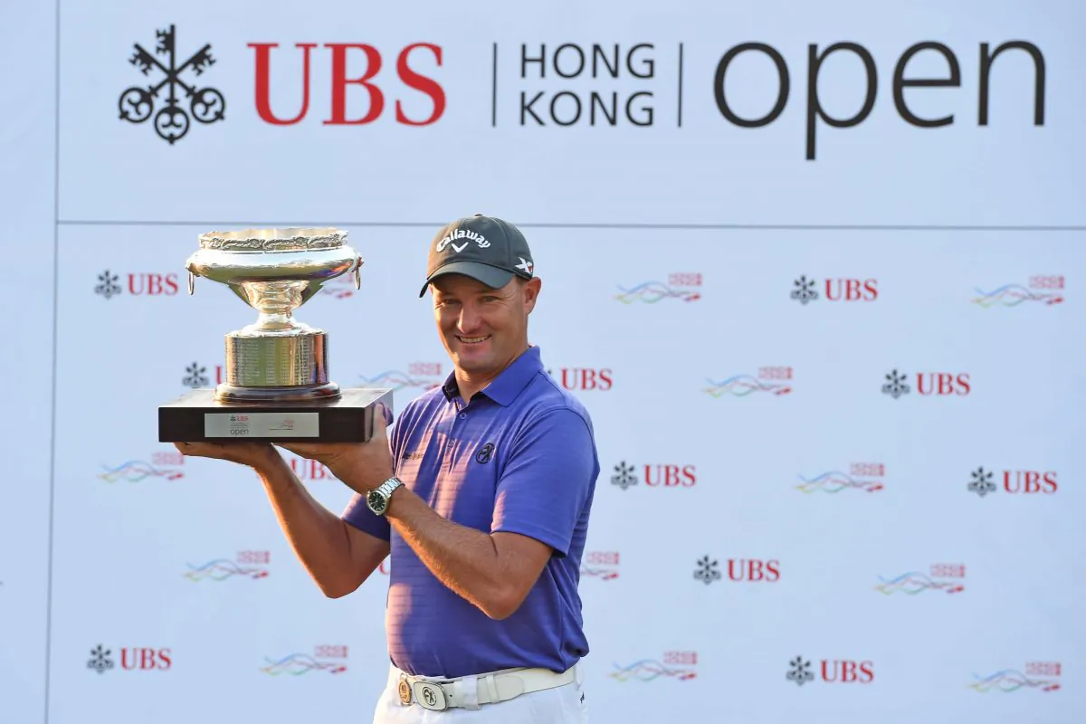 Sam Brazel of Australia displays the Hong Kong Open Trophy after winning the UBS Hong Kong Open with a birdie on the last hole, on Sunday Dec 11, 2016. (Bill Cox/Epoch Times)