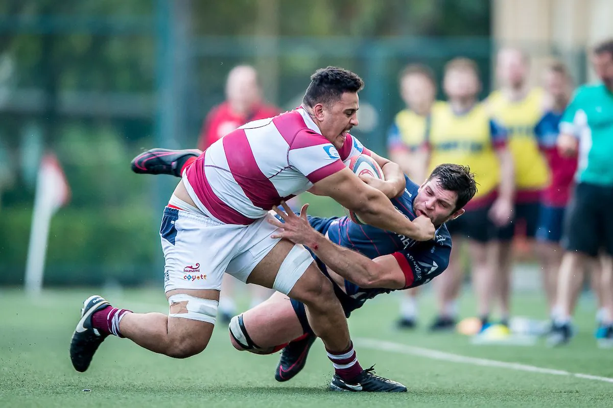 Strong in the tackle Kowloon lock Lars Marrice fends off HK Scottish captain Kane Boucaut in their HKRFU Premiership match on Saturday Dec10, 2016. (Ike Li/ikeimages)
