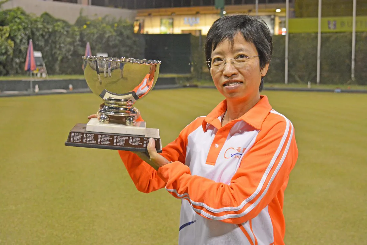 Seabird Sports Association’s Queenie Lai won her second singles title of the year, after defeated Amy Chwang from Kowloon Bowling Green Club at the final of the National Knock-out Singles on Sunday night (Dec 18, 2016). (Stephanie Worth)