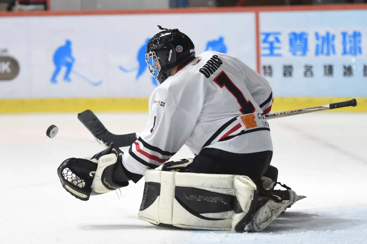 Warriors goal tender, Loron Orris stops a shot from Hong Kong Tycoons in their CHL match at Mega Ice on Thursday Dec 15, 2016. Tycoons won this match but Warriors remain top of the standings going into the end of year break. (Bill Cox/Epoch Times)