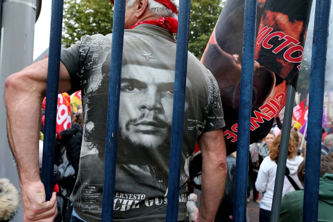 A protester wears a T-shirt with a portrait of Argentinian communist leader Ernesto "Che" Guevara during a protest in front of the Palais de Justice of Amiens on Oct. 19, 2016. (Francois Nascimben/AFP/Getty Images)