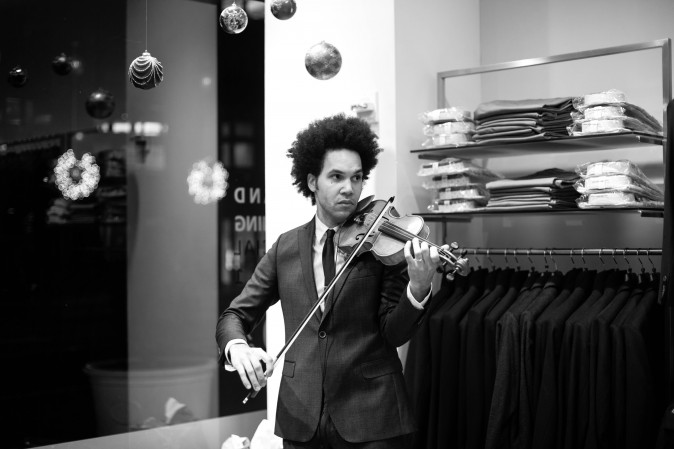 Jazz players Scott and Tony Tixier  perform at the SAYKI grand opening and holiday cocktail event at their first store in New York on Dec. 15, 2016. (Benjamin Chasteen/Epoch Times)