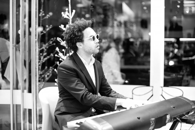 Jazz players Scott and Tony Tixier  perform at the SAYKI grand opening and holiday cocktail event at their first store in New York on Dec. 15, 2016. (Benjamin Chasteen/Epoch Times)