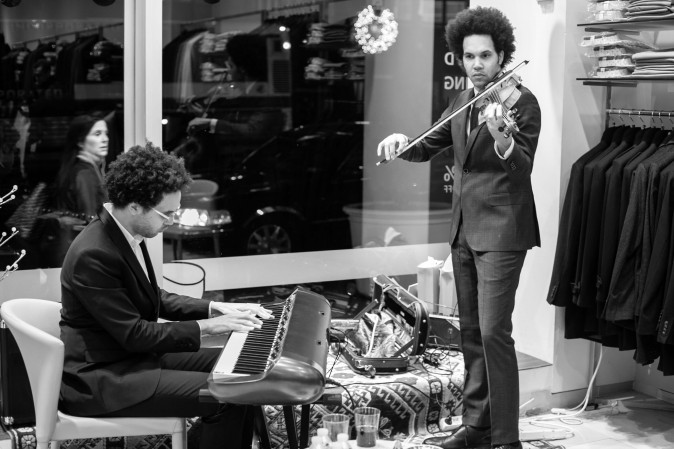 Jazz players Scott and Tony Tixier  perform at the SAYKI grand opening and holiday cocktail event at their first store in New York on Dec. 15, 2016. (Benjamin Chasteen/Epoch Times)