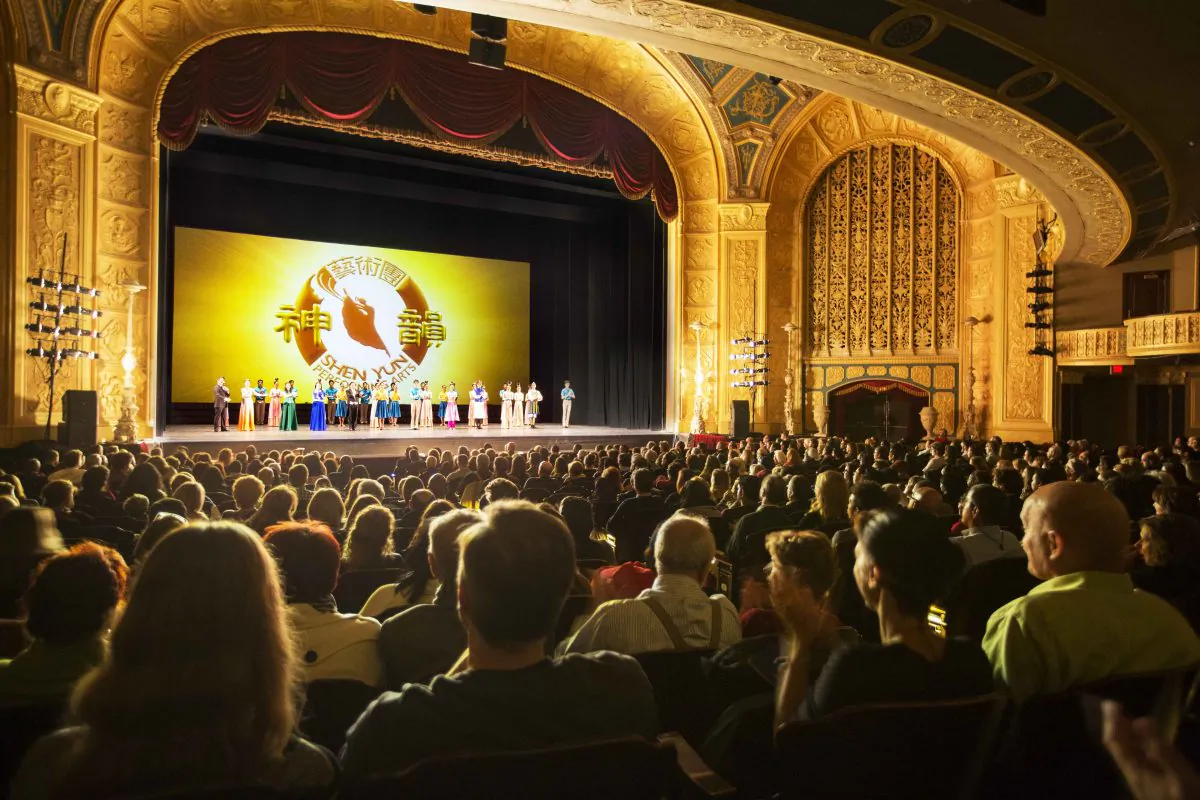 Shen Yun Performing Arts World Company's curtain call at the Detroit Opera House on Dec. 22, 2016. (Evan Ning/Epoch Times)