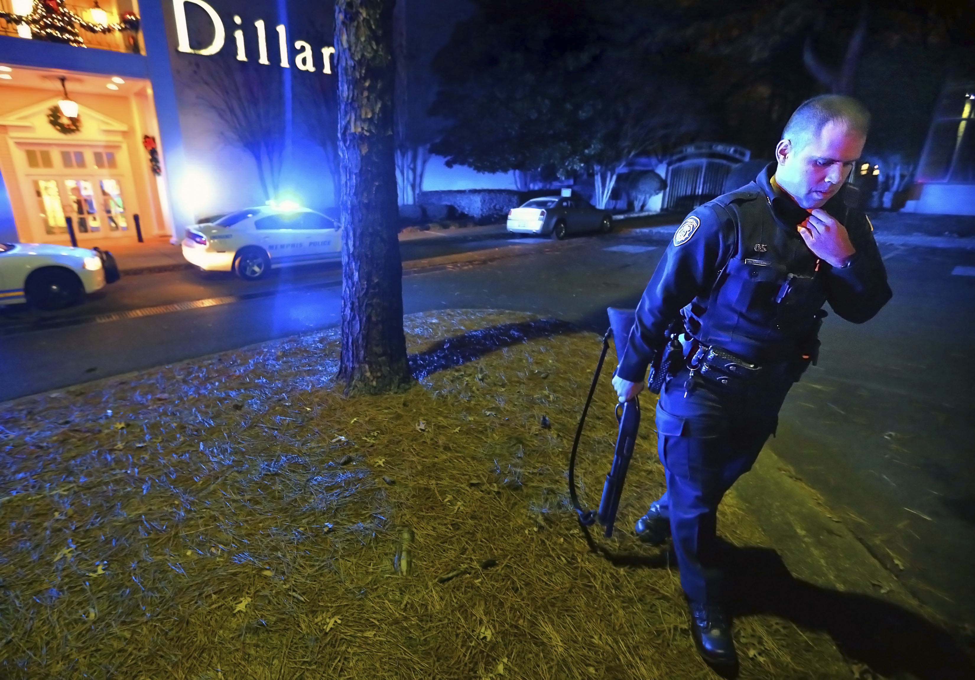 Memphis police officers block off the entrances to the Oak Court Mall in Memphis, Tenn., on Dec. 26, 2016. (Jim Weber/The Commercial Appeal via AP)