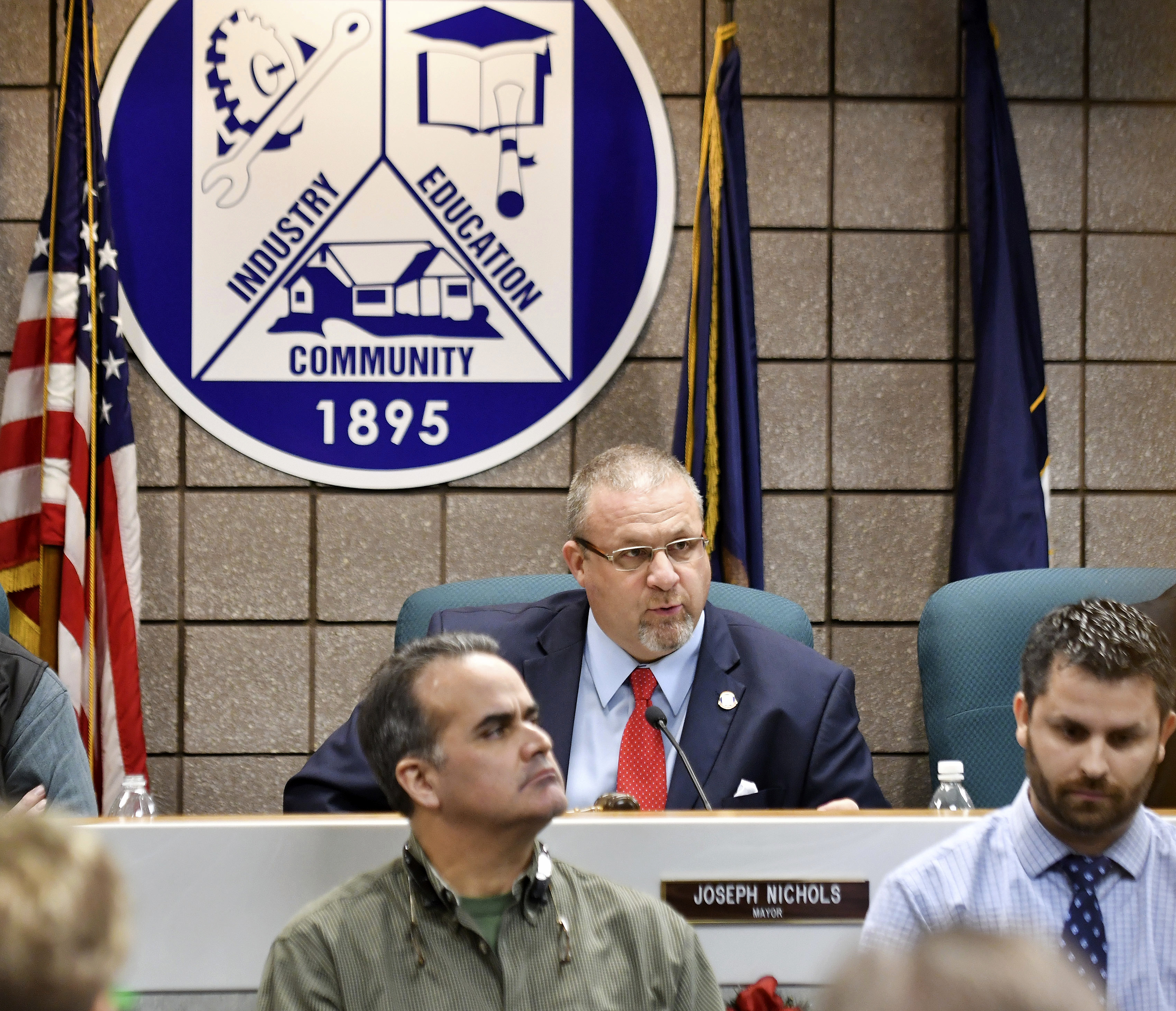 Fraser Mayor Joseph Nichols holds a public meeting regarding a sinkhole at Fraser City Hall in Fraser, Mich., on Dec. 26, 2016. (Robin Buckson /Detroit News via AP)