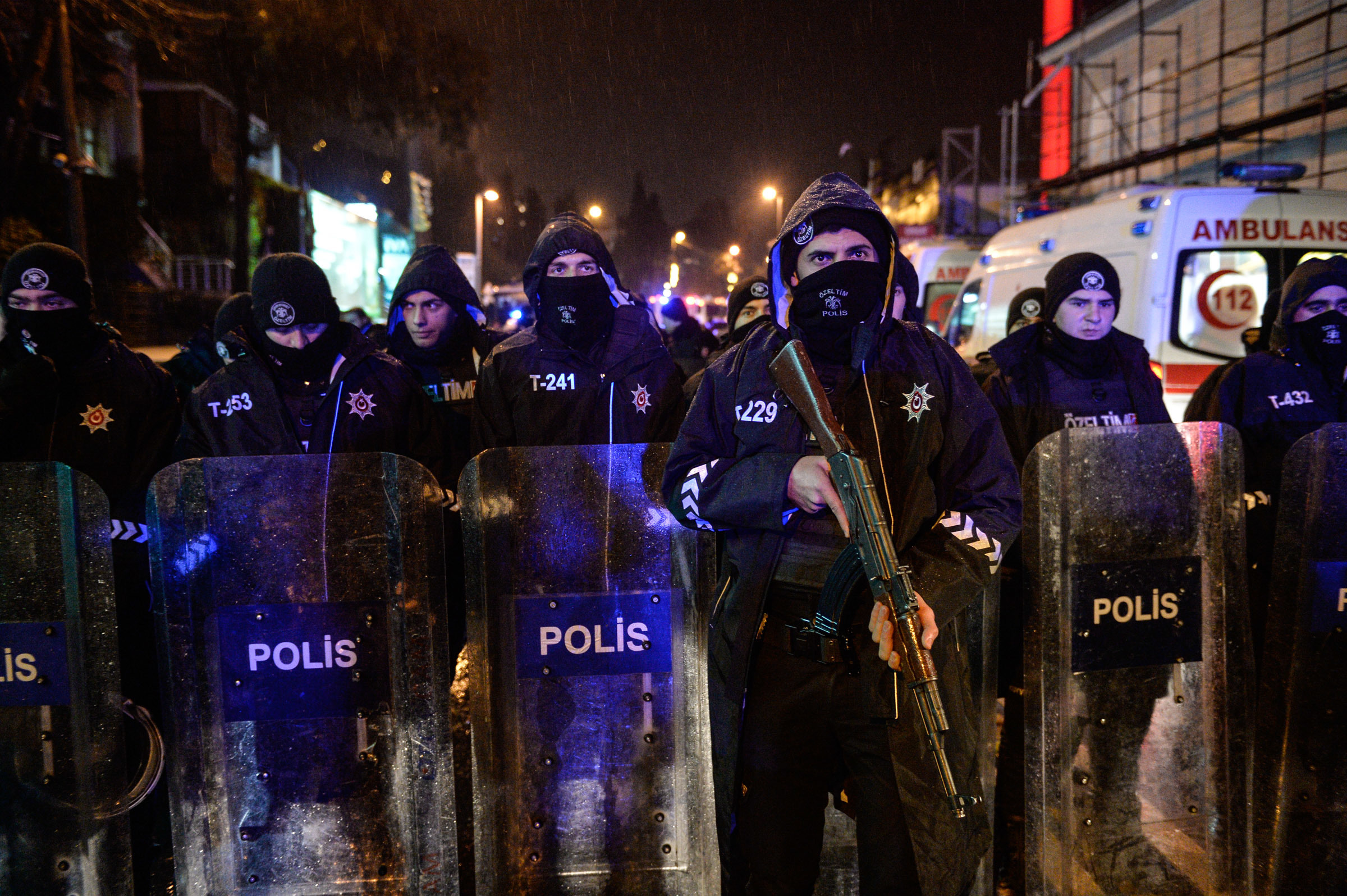 Нападение в стамбуле. Теракт в ночном клубе в Стамбуле. Нападение на ночной клуб в Стамбуле.