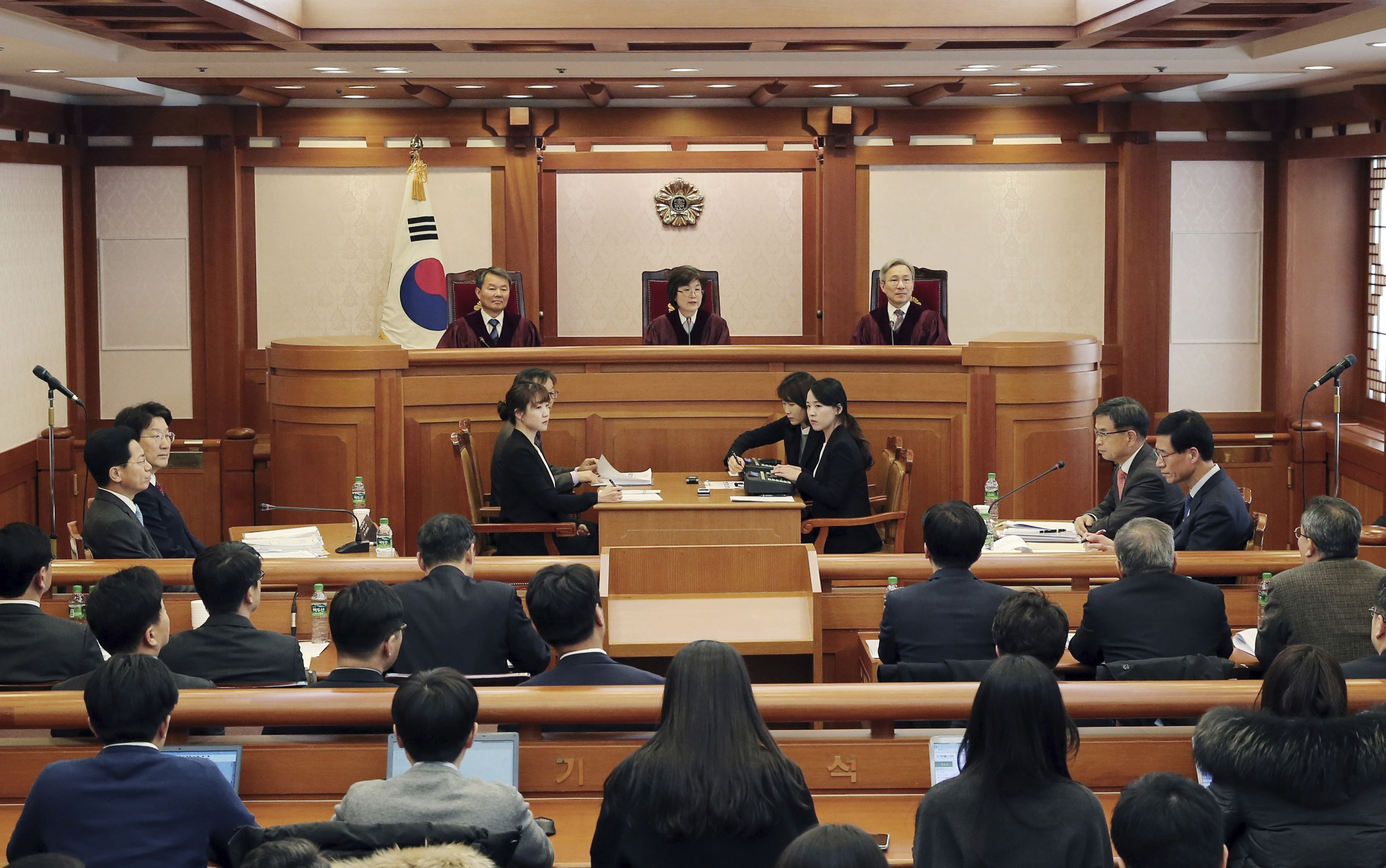 Решения национальных судов. Прокурор в Корее. Зал суда в Корее. Китайский суд. Адвокаты Южной Кореи.