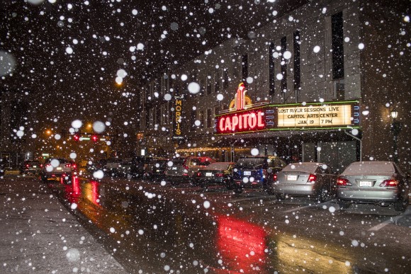 Snow falls in Bowling Green, Ky., on Jan. 5, 2017. (Austin Anthony/Daily News via AP)