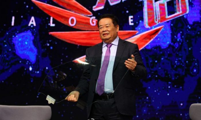 Chinese entrepreneur Cao Dewang appears on on the CCTV program "Dialogue." Cao made waves recently after announcing his plan to move production from China to the United States. (Weibo.com)