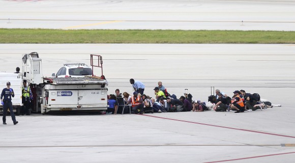 Passengers wait on the tarmac at Fort Lauderdale-Hollywood International Airport, Friday, Jan. 6, 2017, in Fort Lauderdale, Fla. (David Santiago/El Nuevo Herald via AP)