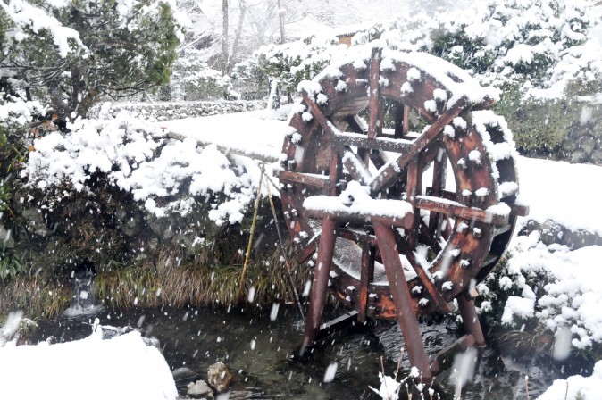Figure 17 Water wheel outside one of the farmhouses. (Sun Mingguo/Epoch Times)