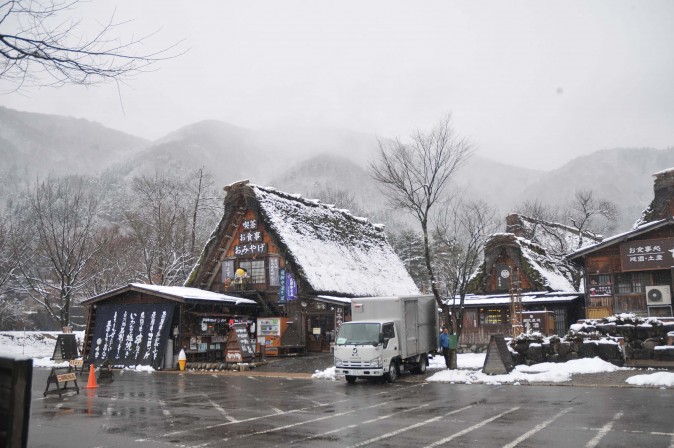 Figure 18 Bus terminal at the entrance of Shirakawa-go. (Sun Mingguo/Epoch Times)