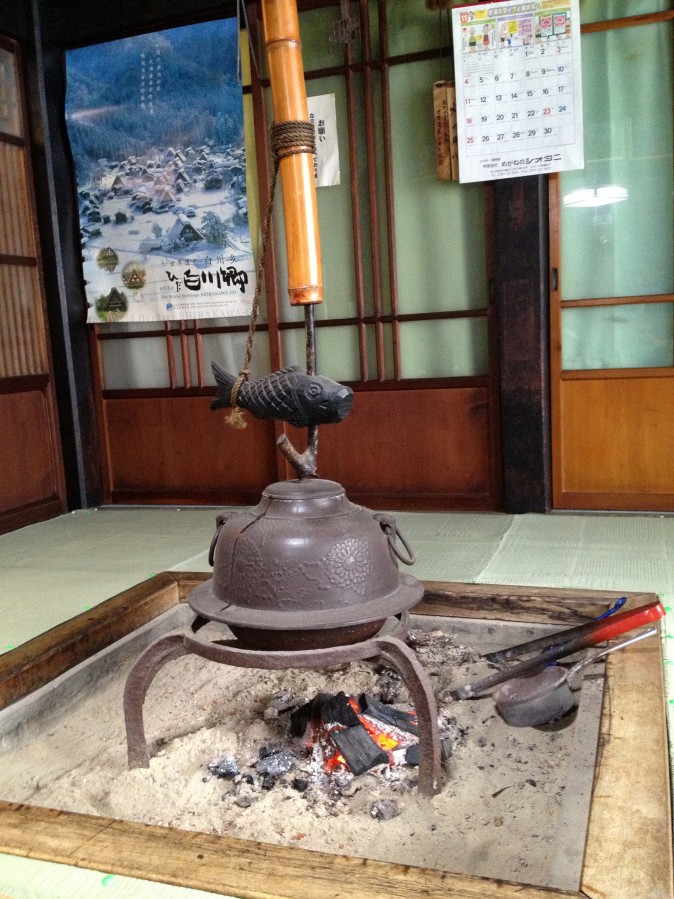 Figure 1 An irori with a jizaikagi (自在鉤), which is a hook consisting of an iron rod within a bamboo tube, and a fish-shaped yokogi (橫木). (Sun Mingguo/Epoch Times)