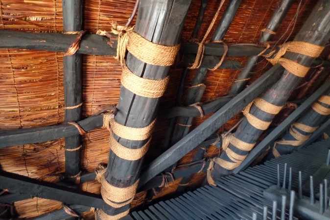 Figure 5 Straw ropes are used to tie the beams. (Miyuki Chua)
