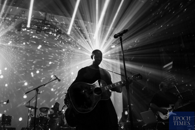 Gail Ann Dorsey sings "Space Oddity" at the "Celebrate David Bowie" tribute concert at Terminal 5 in New York on Jan. 10, the anniversary of Bowie's death. (Benjamin Chasteen/Epoch Times) 