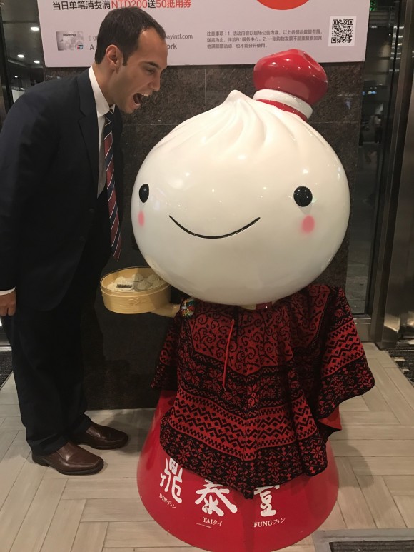 chris-eating-din-tai-feng-dumpling